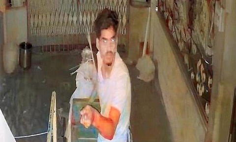 உண்டியலை உடைக்கும் கொள்ளையன்.
