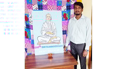 மொசைக் ஆர்ட்டில் அவரது உருவத்தை வடிவமைத்த தனியார் நிறுவன ஊழியரை படத்தில் காணலாம்.