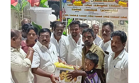 ஆட்டோ டிரைவர்களுக்கு சீருடை வழங்கிய காட்சி.