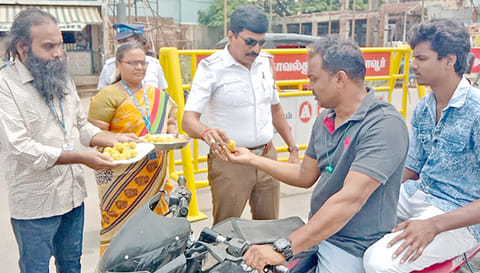 பொதுமக்களுக்கு இனிப்புகளை போக்குவரத்து ஒழுங்குபிரிவு இன்ஸ்பெக்டர் ரவிச்சந்திரன் வழங்கினார்.