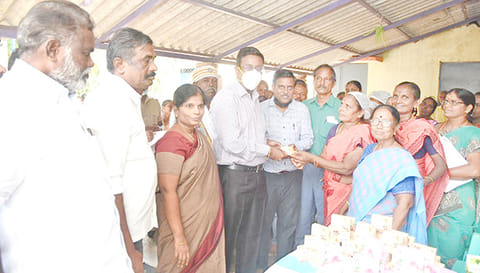விற்பனையை கலெக்டர் தினேஷ் பொன்ராஜ் ஆலிவர் தொடங்கி வைத்தார்.