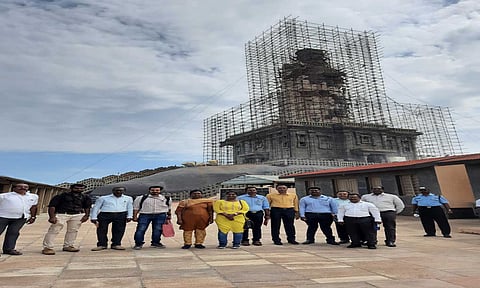 கன்னியாகுமரி கடல் நடுவில் அமைந்து உள்ள திருவள்ளுவர் சிலையில் படிந்துள்ள உப்பு தன்மையை அகற்ற காகித கூழ் பூசும் பணி தீவிரம்