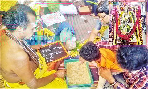 கூத்தனூர் சரஸ்வதி அம்மன் கோவிலில் குழந்தைகளுக்கு வித்யாரம்பம் நடந்தது