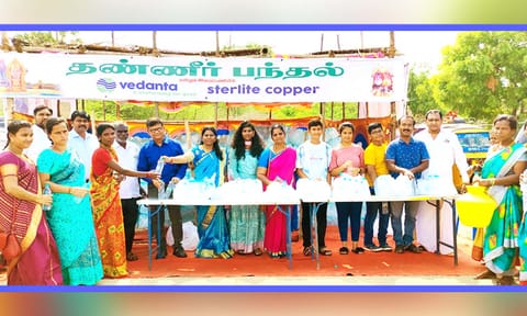 தசரா பக்தர்களுக்கு குடிநீர் பாட்டில்கள் வழங்கப்பட்ட காட்சி.
