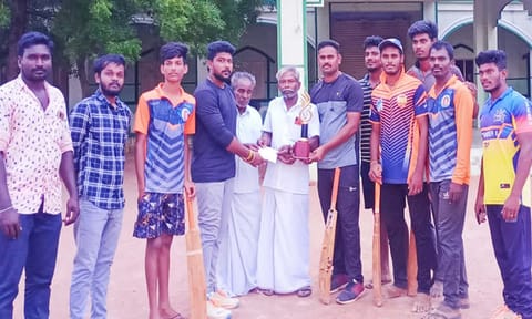 வெற்றி பெற்ற அணியினருக்கு பரிசு வழங்கப்பட்ட காட்சி.