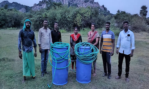 கள்ள சாராயத்துக்காக பயன்படுத்தப்பட்ட பேரல்களை படத்தில் காணலாம்.