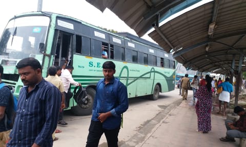 சொந்த ஊர் சென்றவர்கள் ஒரே நேரத்தில் திரும்பியதால் பரனூர் சுங்கச்சாவடியில் போக்குவரத்து நெரிசல்