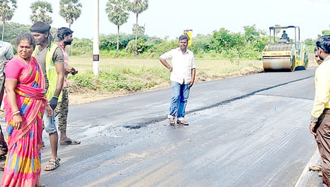 சாலை மேம்படுத்தும் பணி நடைபெற்றது.