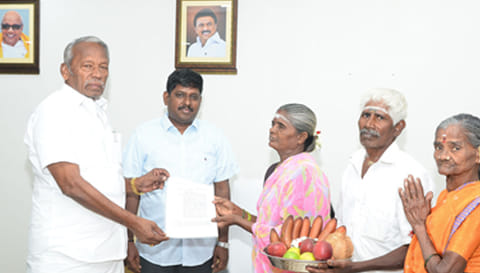சேலம் அரசு ஆஸ்பத்திரி அருகில் ஞானம்மாள் என்ற பெண்ணுக்கு  ஆவின் பாலகம் அமைக்க அனுமதி அளித்து அதற்கான ஆணையை மேயர் ராமச்சந்திரன் வழங்கிய காட்சி. அருகில் கமிஷனர் கிறிஸ்துராஜ் உள்ளார்.