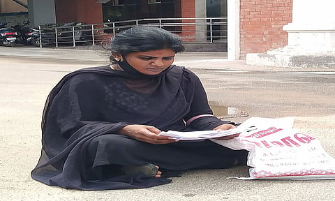 தர்ணா போராட்டத்தில் ஈடுபட்ட பெண்ணை படத்தில் காணலாம்.