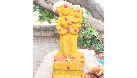 கண்டெடுக்கப்பட்ட அம்மன் சிலை.