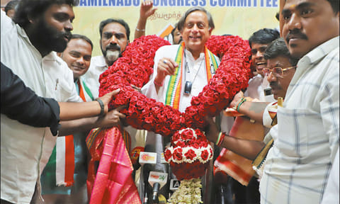 சரிந்துள்ள காங்கிரஸ் கட்சிக்கு புத்துயிர் ஊட்டுவேன்: சசிதரூர் பேட்டி