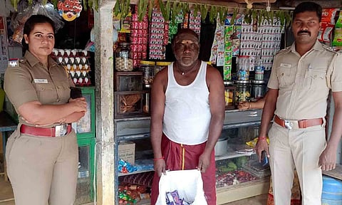 புகையிலை பொருட்களுடன் கடைக்காரர் கைது செய்யப்பட்ட காட்சி