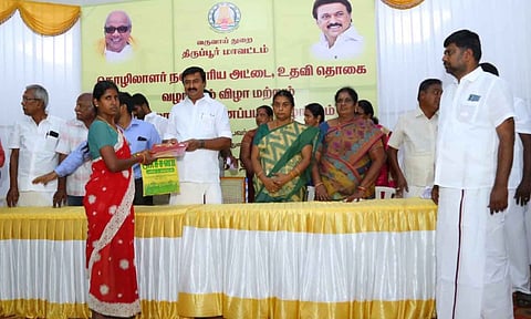 நலவாரிய புதிய பதிவு அட்டையை அமைச்சர் பயனாளிக்கு வழங்கிய காட்சி