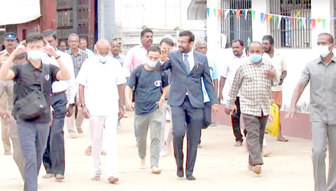 கோவிலில் தரிசனம் செய்து விட்டு சிங்கப்பூர் அமைச்சர் காசிவிஸ்வநாதன் சண்முகம் வெளியே வந்தார்.
