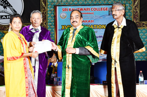 பட்டமளிப்பு விழாவில் சிறப்பு விருந்தினர் மதுரை காமராசர் பல்கலைக்கழக துணை வேந்தர் ஜெ.குமார் ஒரு மாணவிக்கு பட்டம் வழங்கிய போது எடுத்த படம். அருகில் கல்லூரி செயலாளர் அ.பா.செல்வராஜன், கல்லூரி முதல்வர் கிருஷ்ணமூர்த்தி ஆகியோர் உள்ளனர்.