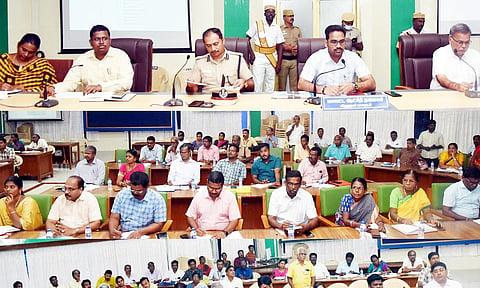வடகிழக்கு பருவமழை காலங்களில் மேற்கொள்ள வேண்டிய முன்னெச்சரிக்கை நடவடிக்கைகள் குறித்து கலெக்டர் மேகநாதரெட்டி அனைத்துத்துறை அதிகாரிகளுடன் ஆலோசனை நடத்தினார். அருகில் போலீஸ் சூப்பிரண்டு மனோகர் உள்ளார்.