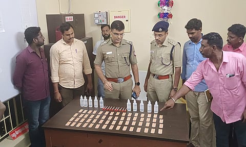 பறிமுதல் செய்யப்பட்ட  போதை மாத்திரை, ஊசிகளை படத்தில் காணலாம்.