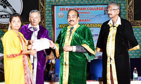 பட்டமளிப்பு விழாவில் சிறப்பு விருந்தினர் மதுரை காமராசர் பல்கலைக்கழக துணை வேந்தர் ஜெ.குமார் ஒரு மாணவிக்கு பட்டம் வழங்கிய போது எடுத்த படம். அருகில் கல்லூரி செயலாளர் அ.பா.செல்வராஜன், கல்லூரி முதல்வர் கிருஷ்ணமூர்த்தி ஆகியோர் உள்ளனர்.