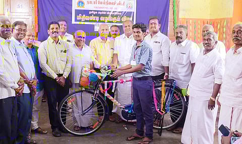 நாடார் மேல்நிலைப்பள்ளியில் இலவச சைக்கிள் வழங்கல்