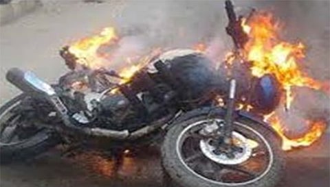 மோட்டார் சைக்கிள்கள் மோதி தீப்பிடித்தது