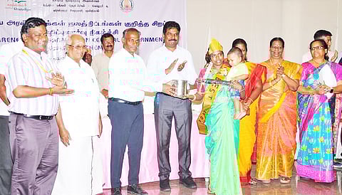 வாலாஜா அடுத்த தென்கடப்பந்தாங்கல் ஊராட்சியில் இந்திய தகவல் ஒளிபரப்பு அமைச்சக மத்திய மக்கள் தொடர்பகம் மற்றும் வாலாஜா ஊராட்சி ஒன்றியம் இணைந்து மத்திய அரசின் மக்கள் நலத்திட்டங்கள் குறித்த விழிப்புணர்வு நிகழ்ச்சி நடந்தது. இதில் கலெக்டர் பாஸ்கர பாண்டியன் ஆரோக்கியமான குழந்தைகளுக்கு பரிசுகளை வழங்கினார்.