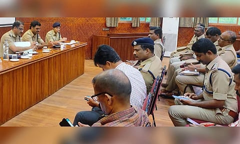 ஆலோசனைக் கூட்டத்தில் பங்கேற்ற இரு மாநில போலீஸ் அதிகாரிகள்.