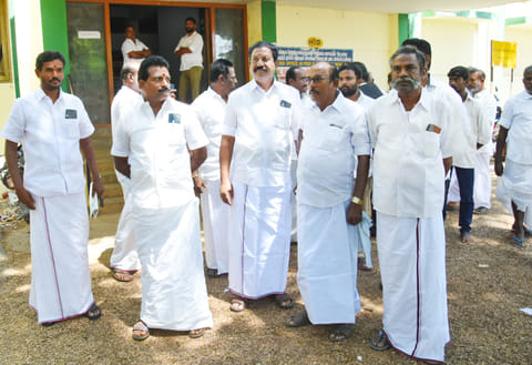 வனத்துறை ஏலத்தை புறக்கணித்து வெளியேறிய ஒப்பந்ததாரர்கள்.