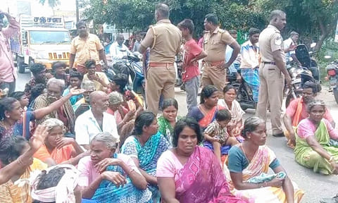 &nbsp;சங்கராபுரத்தில் கிராம மக்கள் சாலை மறியலில் ஈடுபட்டனர்.