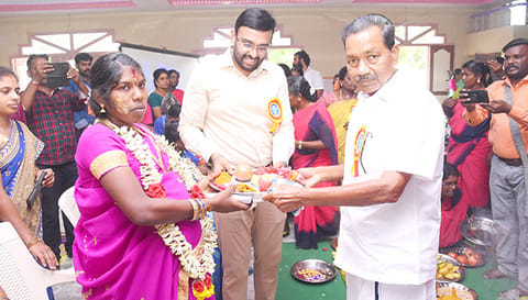 விழாவில் கர்ப்பிணி தாய்மார்களுக்கு சீர்வரிசை தட்டினை கலெக்டர் அருண்தம்புராஜ், நாகை மாலி எம்.எல்.ஏ. ஆகியோர் வழங்கினர்.
