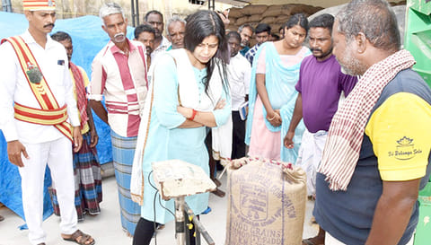 கொள்முதல் நிலையத்தில் எந்திரத்தின் செயல்பாடுகள் குறித்து கலெக்டர் காயத்ரி கிருஷ்ணன் ஆய்வு செய்தார்.