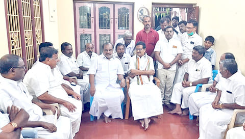 தஞ்சை வடக்கு மாவட்ட தலைவர் லோகநாதனிடம் உடல்நிலை குறித்து கே.எஸ்.அழகிரி விசாரித்தார்.