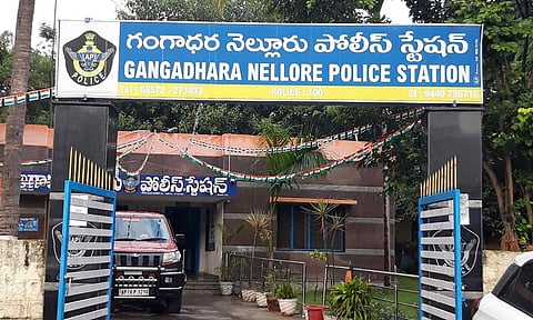 காவல் நிலைய வளாகத்தில் வெடித்து சிதறிய வெடிகுண்டால் பரபரப்பு