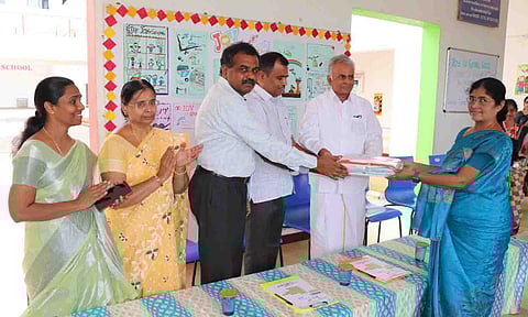 ப்ரண்ட்லைன் பள்ளி மாணவ,மாணவிகள் திரட்டிய நிதியை முதியோர் இல்லங்களை பராமரிக்கும் பிரதிநிதியிடம் வழங்கப்பட்டது.