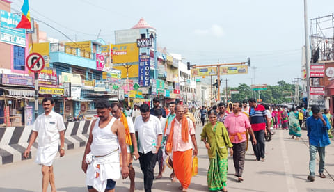 திருவண்ணாமலையில் இன்று காலை பக்தர்கள் கிரிவலம் சென்ற போது எடுத்த படம்.