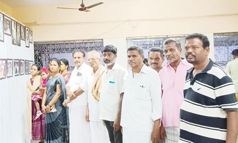 பொதுமக்கள் புகைப்பட கண்காட்சியை பார்வையிட்டனர்.