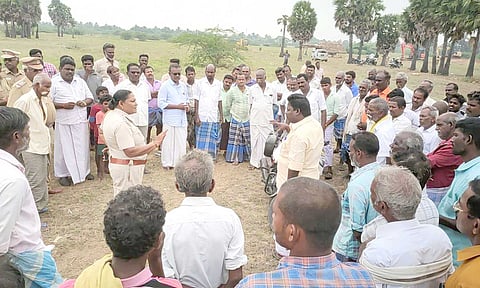 கிராமமக்களிடம் பேச்சுவார்த்தை நடத்திய போலீசார்.
