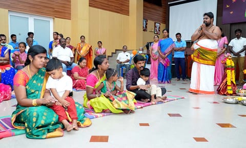 புஷ்பலதா பள்ளியில் வித்யாரம்பம் நிகழ்ச்சி நடைபெற்றபோது எடுத்தபடம்.