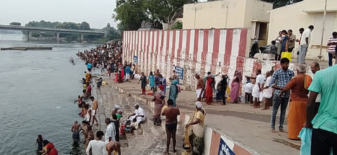 பவானி கூடுதுறையில் பக்தர்கள் புனித நீராடி சாமி தரிசனம்