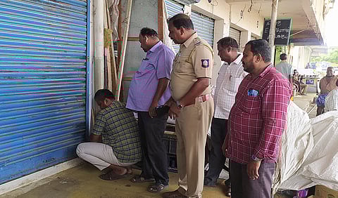 தடைசெய்யப்பட்ட புகையிலை பொருட்கள் விற்ற பிஸ்கட் கடைக்கு 'சீல்'