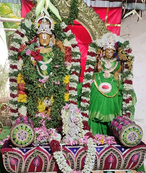 பெருமாளுக்கு ஸ்ரீவில்லிபுத்தூர் ஆண்டாளுக்கு போடப்பட்ட மாலை சாத்தப்பட்டது