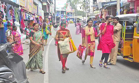 தீபாவளி பண்டிகையையொட்டி பொதுமக்கள் கடை வீதிகளில் புத்தாடைகளை வாங்க வந்தபோது எடுத்த படம்&nbsp;