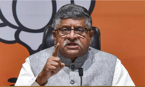 லாலு பிரசாத் யாதவின் ஊழலை கண்டுகொள்ளாதது வெட்கக்கேடு: நிதிஷ்குமார் மீது பா.ஜனதா பாய்ச்சல்