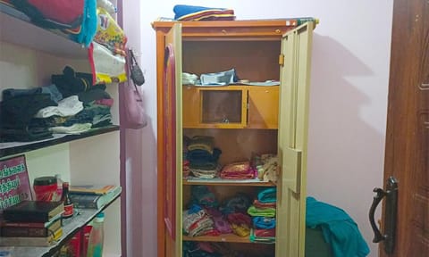 கொள்ளை நடந்த வீட்டில் பீரோவில் இருந்த பொருட்கள் சிதறிக்கிடக்கும் காட்சி.