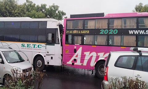 பஸ்கள் மோதிக்கொண்ட காட்சி.