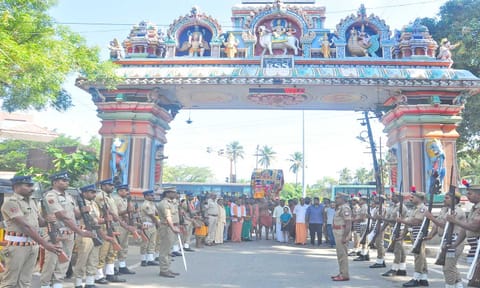 சுசீந்திரம் கோவிலை வந்தடைந்த முன்னுதித்த நங்கை அம்மனுக்கு தமிழக-கேரள போலீசார் அணிவகுப்பு மரியாதை அளித்த போது எடுத்த படம்