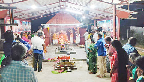 யாக பூஜைகள் நடந்தது.