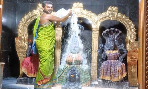 பவானி அம்மன் ஆலயத்தில் பவுர்ணமி பூஜையில் குருநாதர் சக்தியம்மா தலைமையில் பாலாபிஷேகம் நடந்த போது எடுத்த படம்.