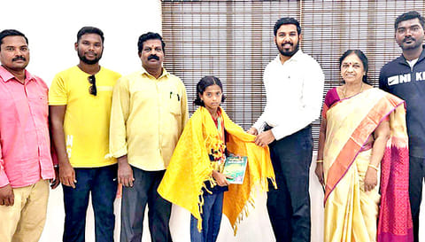 தங்கம் வென்ற மாணவியை ஷாநவாஸ் எம்.எல்.ஏ பாராட்டினார்.