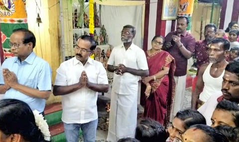 பூஜையில் கலந்து கொண்டவர்களை படத்தில் காணலாம்.